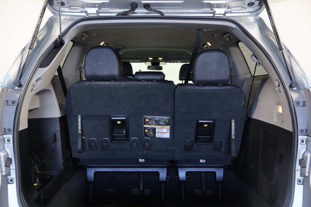 2020 Toyota Sienna SE photo 11