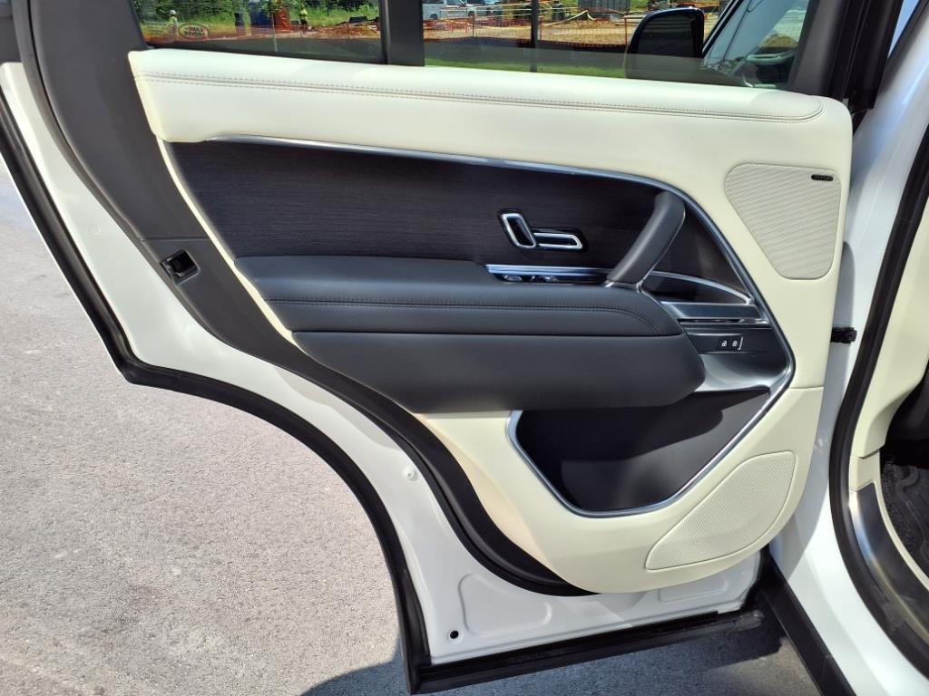 2024 Land Rover Range Rover SE photo 18