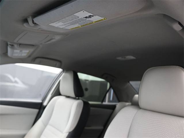 2016 Toyota Camry SE photo 2