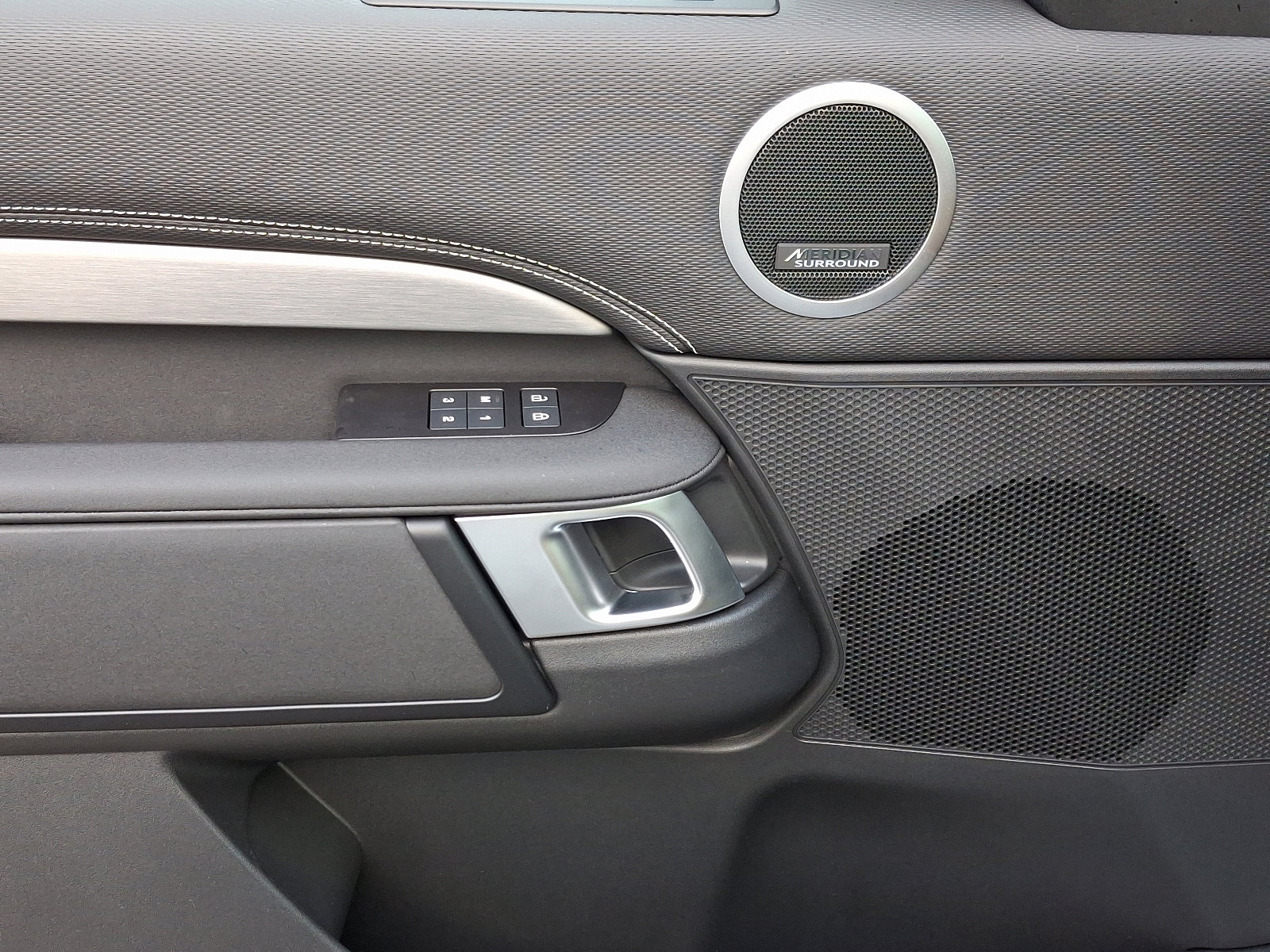2025 Land Rover Discovery SE photo 12