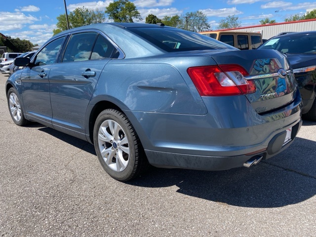 2010 Ford Taurus SEL photo 4