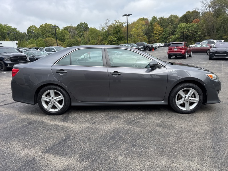 2014 Toyota Camry SE photo 2