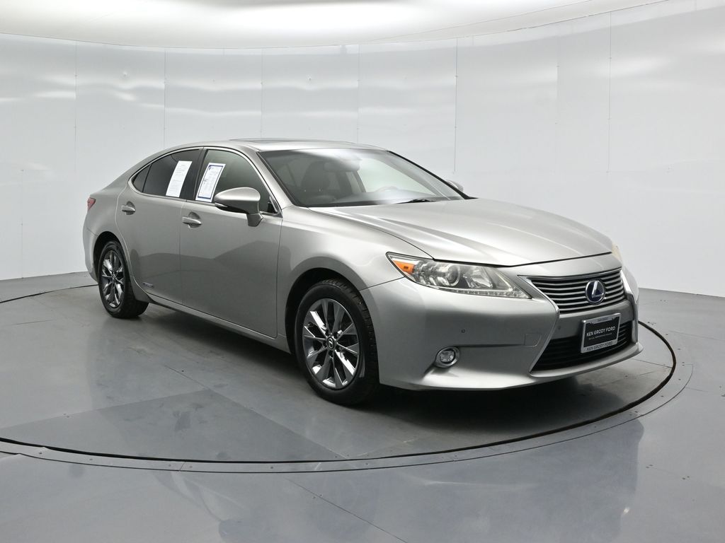 2015 Lexus ES 300h's photo