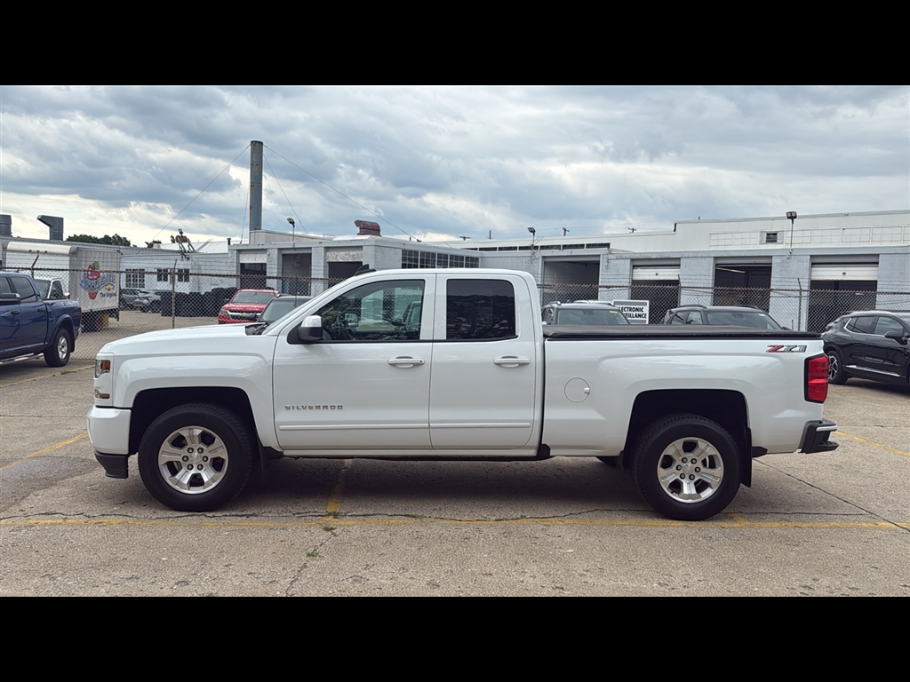 2018 Chevrolet Silverado LT photo 2