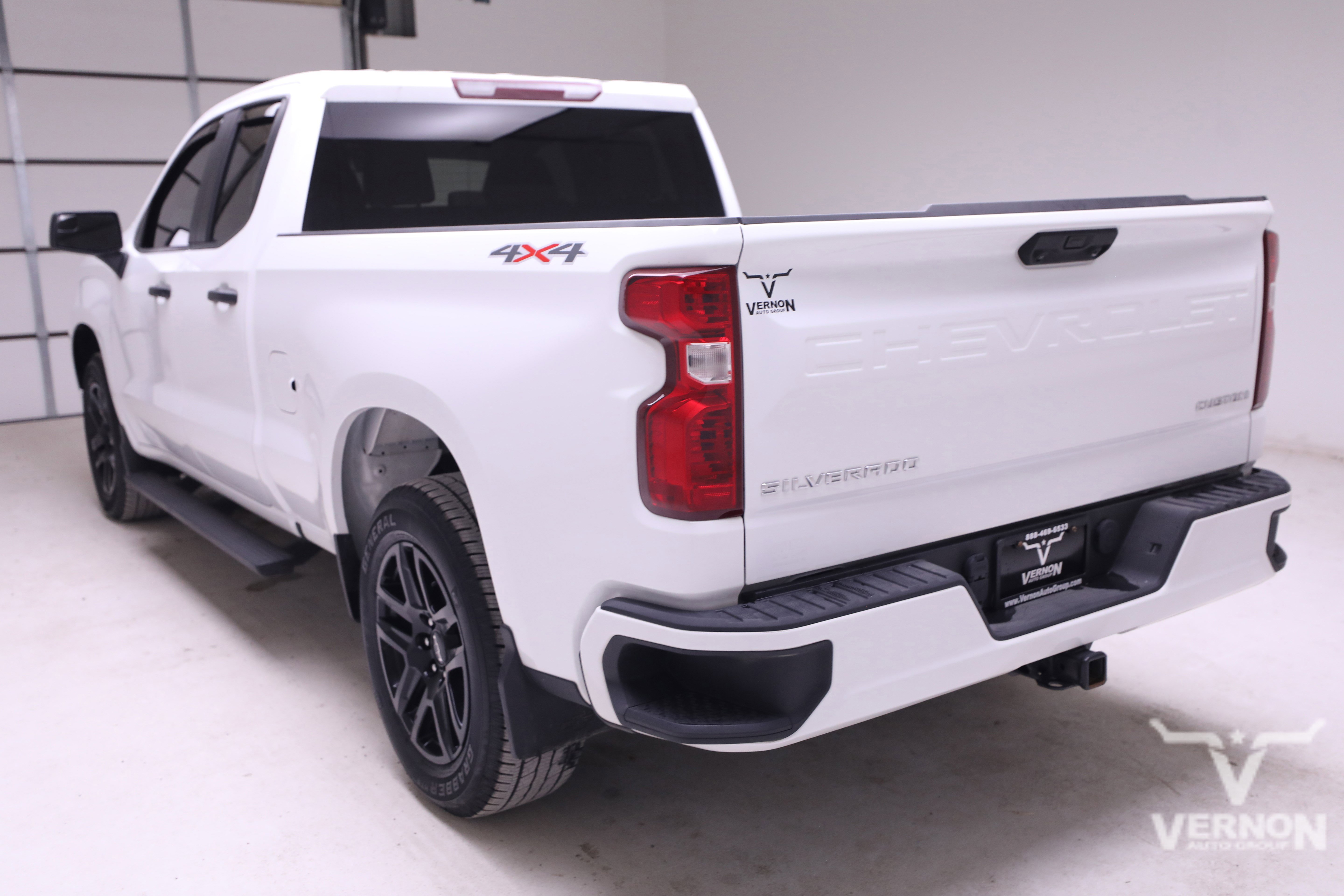 2025 Chevrolet Silverado 1500 Custom photo 2