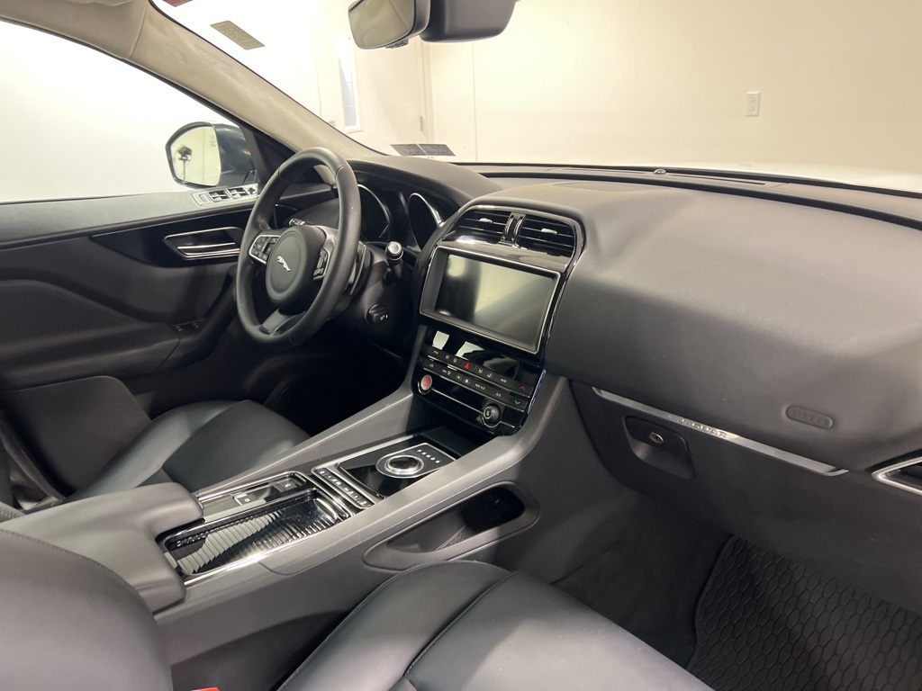2019 Jaguar F-PACE Premium photo 22