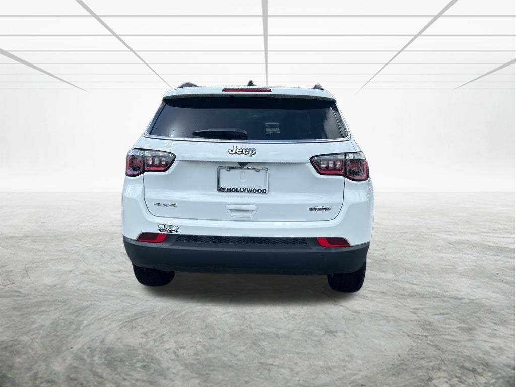 2025 Jeep Compass Latitude photo 3