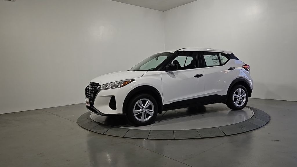 2025 Nissan Kicks Play S photo 2