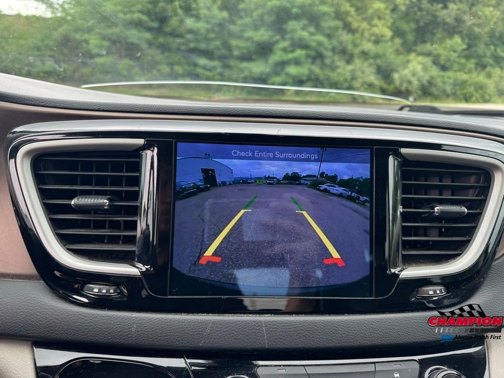 2017 Chrysler Pacifica Touring L photo 19