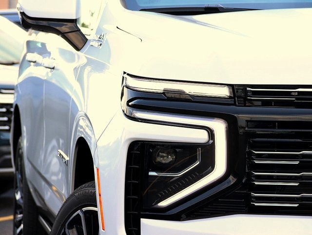 2025 Chevrolet Suburban High Country photo 4