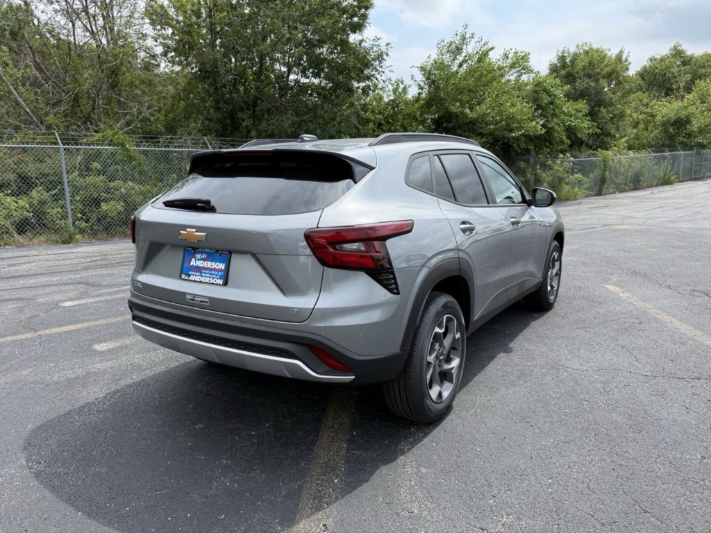 2025 Chevrolet Trax LT photo 2
