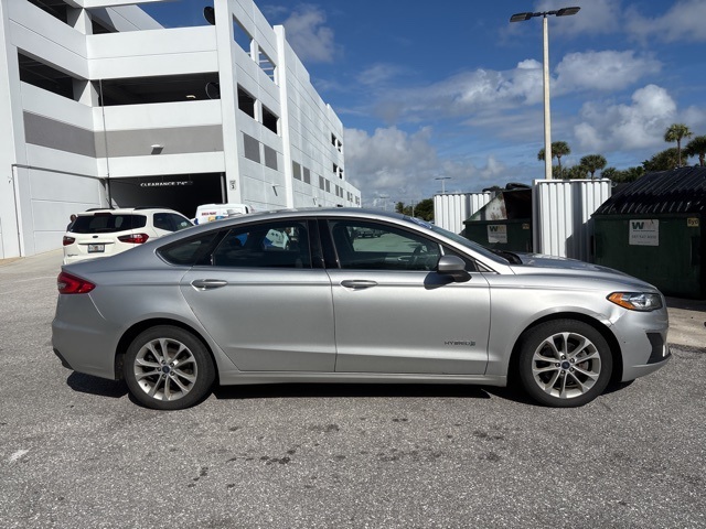 2019 Ford Fusion Hybrid SE photo 2