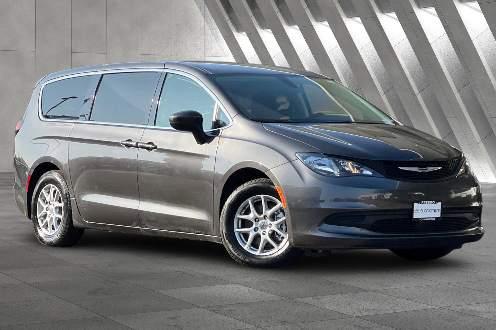 Pre-Owned 2022 Chrysler Voyager LX's photo