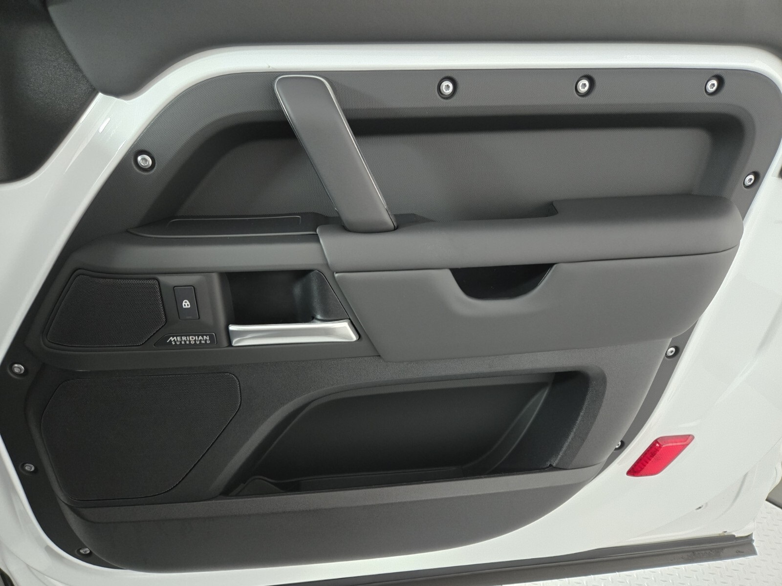 2025 Land Rover Defender 90 X-Dynamic SE photo 17
