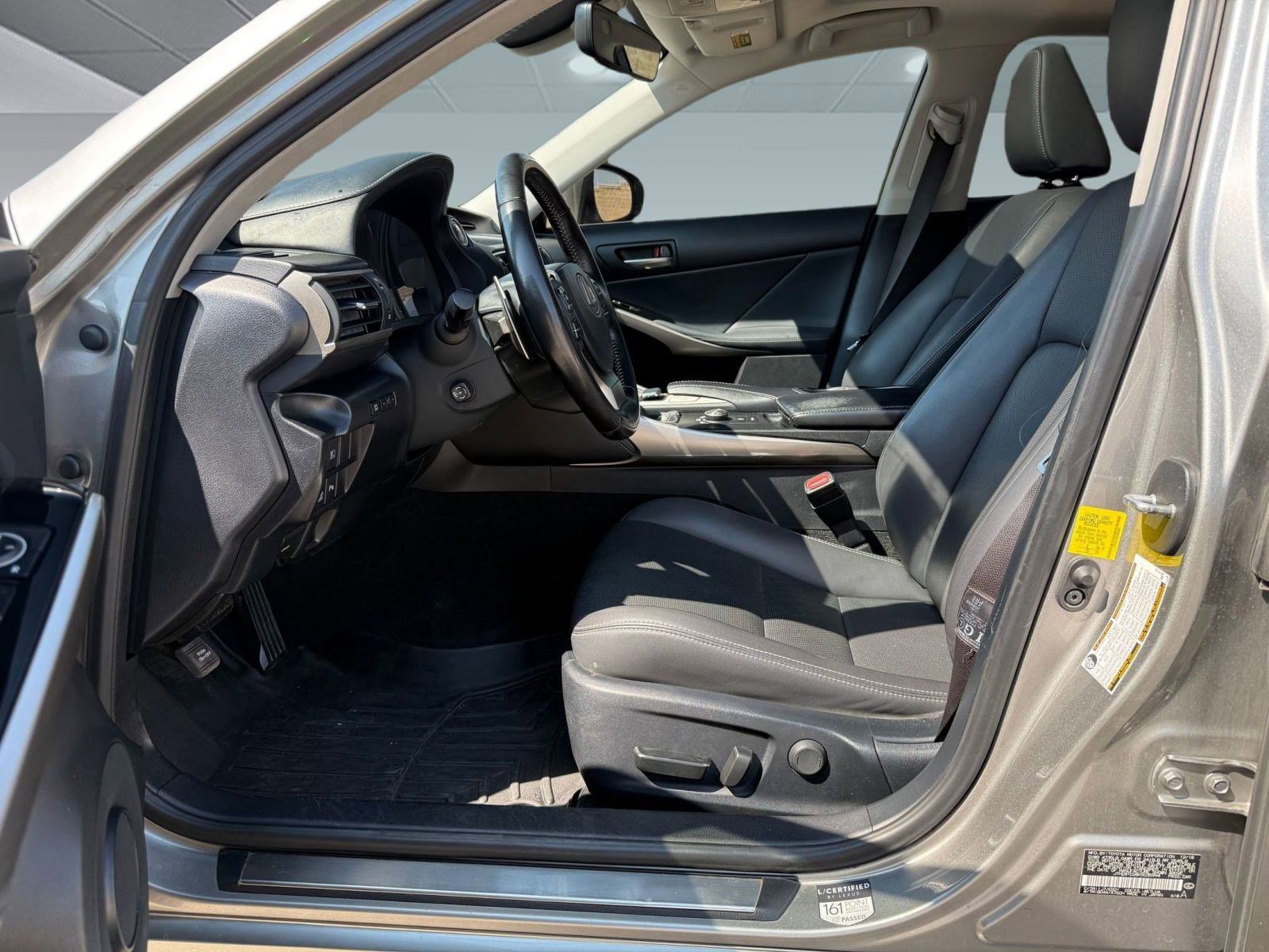 2019 Lexus IS 300 photo 4