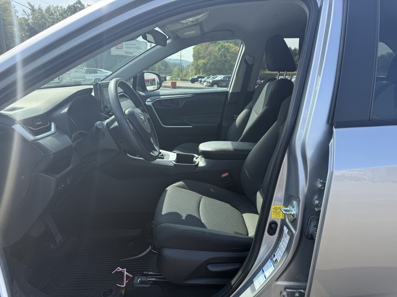 2022 Toyota RAV4 LE photo 9