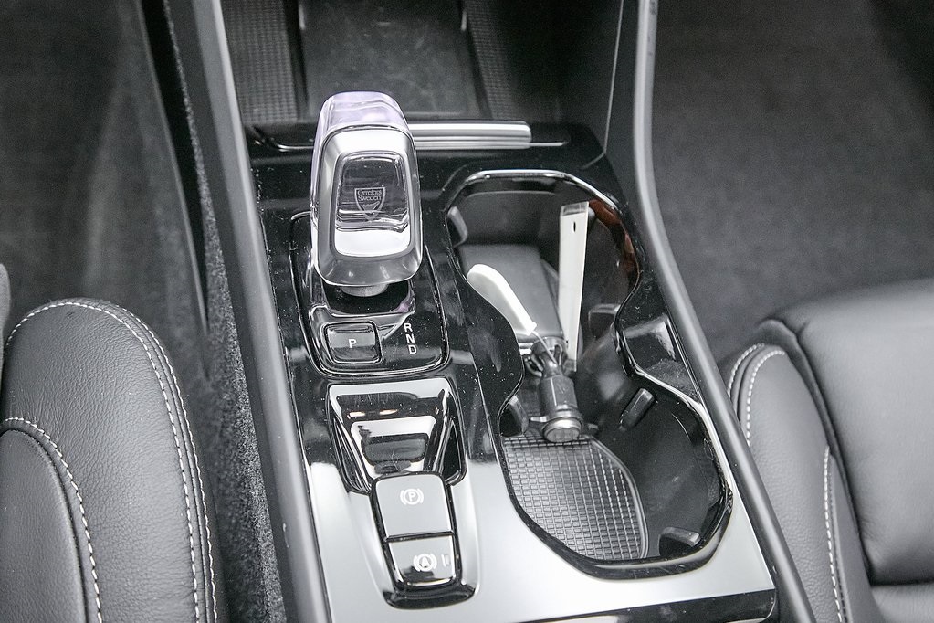 2024 VOLVO XC40 - Image 17