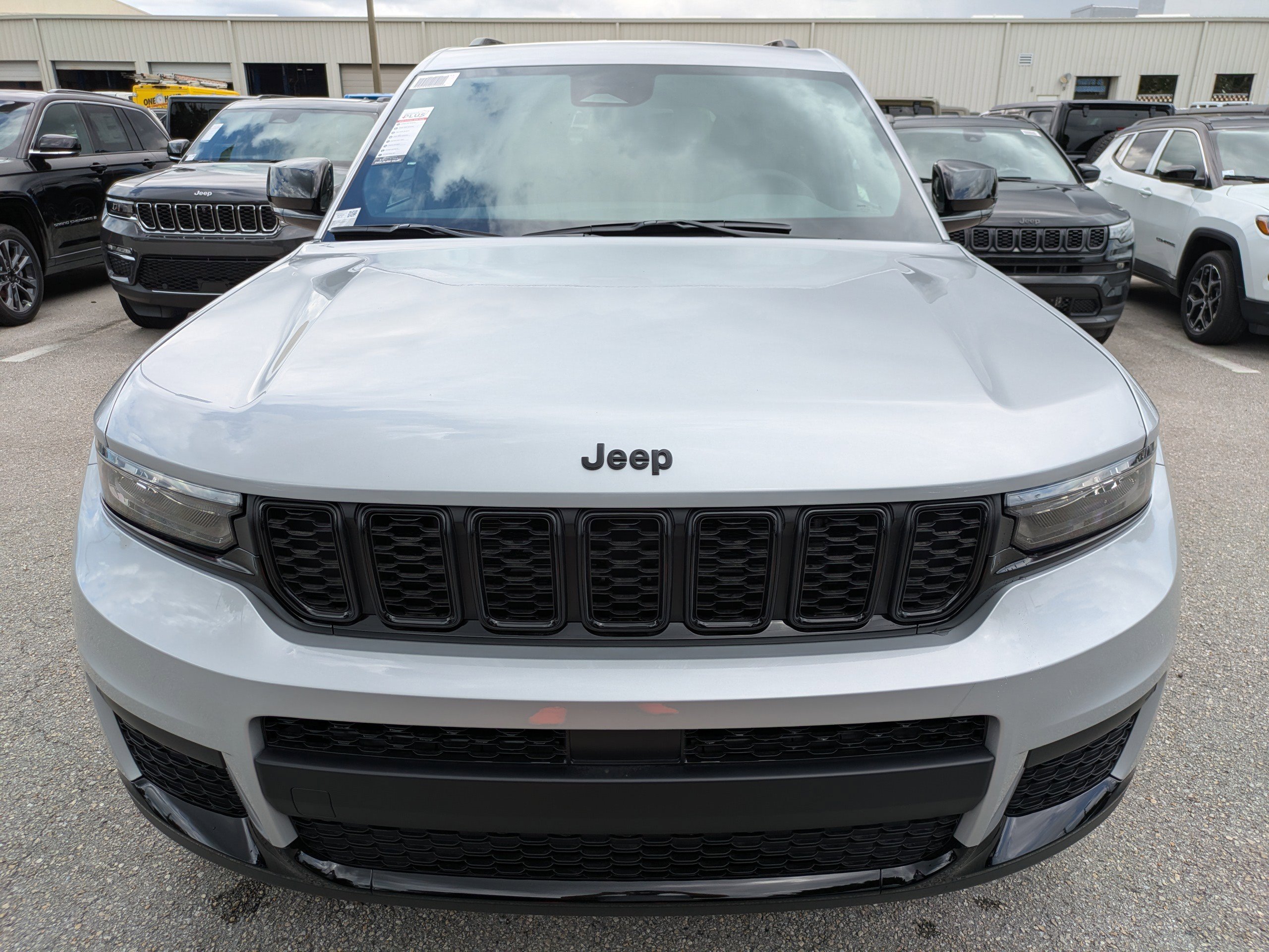 2025 Jeep Grand Cherokee Laredo Altitude photo 3