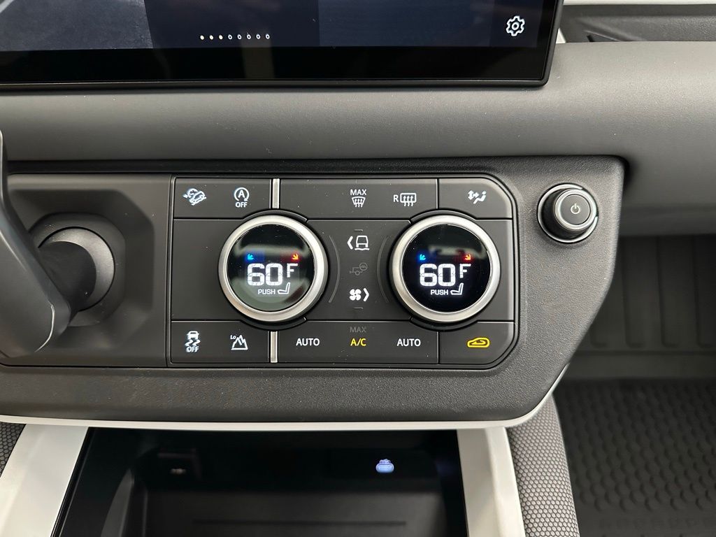 2025 Land Rover Defender 110 S photo 12