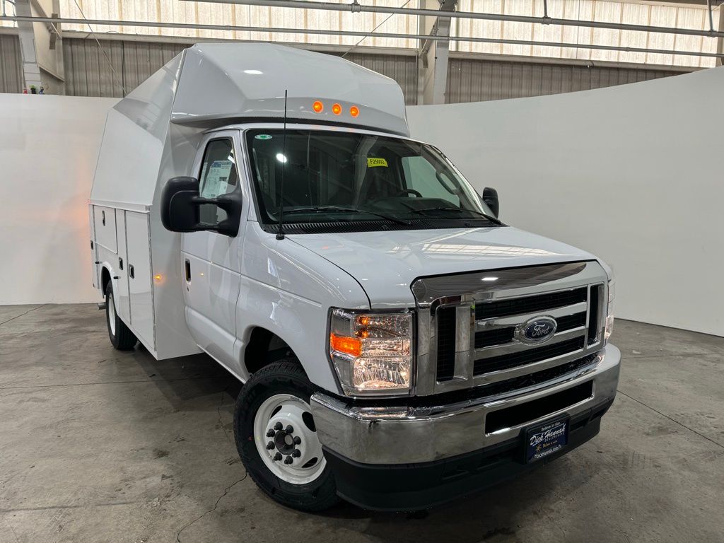 2025 Ford E-350 photo 2