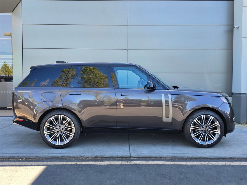 2025 Land Rover Range Rover SE photo 7