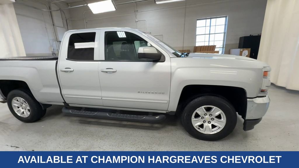 2017 Chevrolet Silverado 1500 LT photo 2