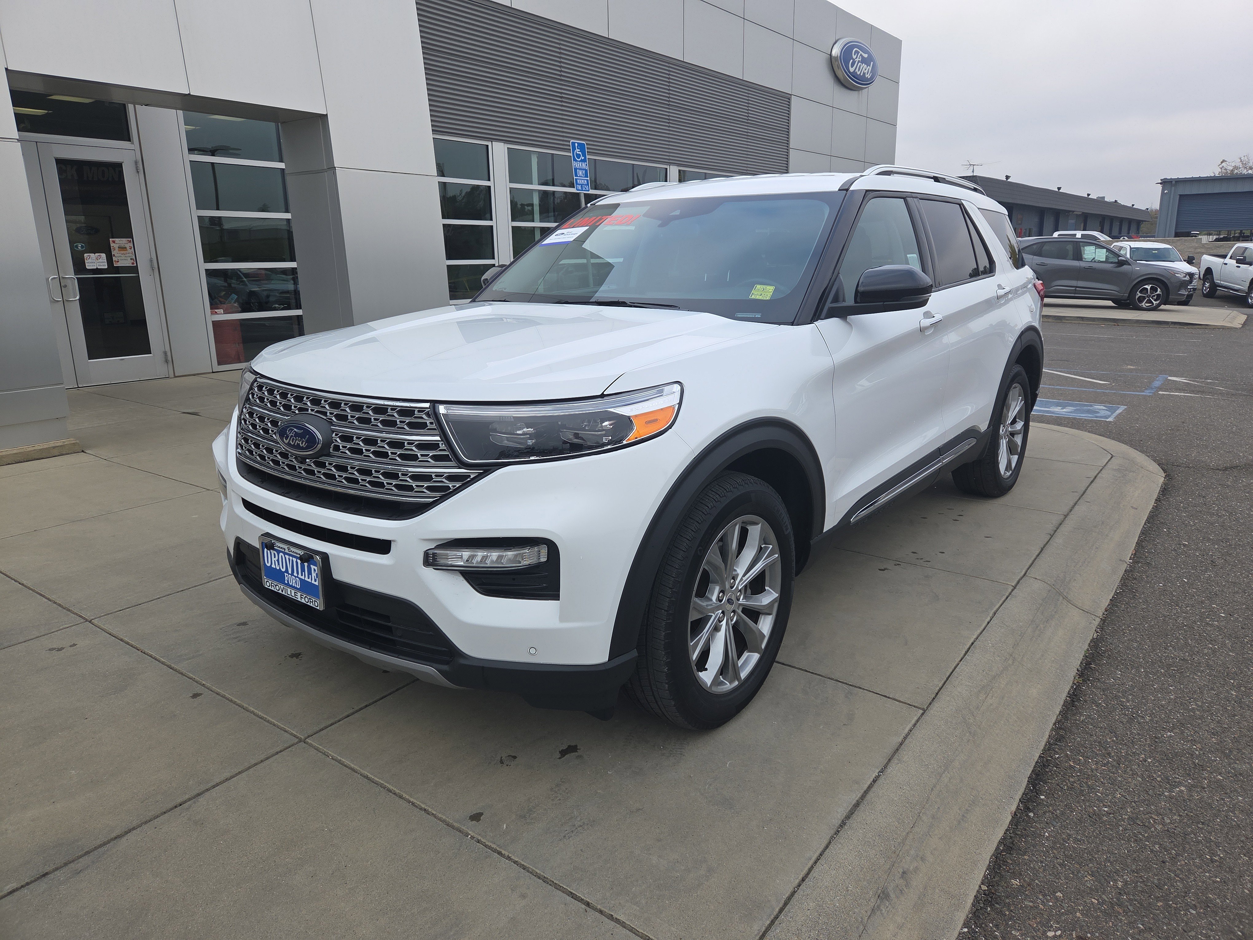 2023 Ford Explorer Limited's photo