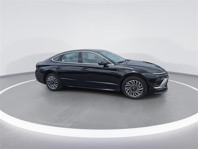 2025 Hyundai Sonata Hybrid Limited photo 2
