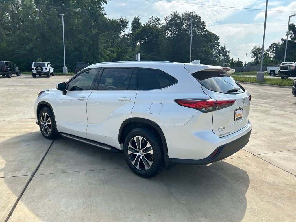 2021 Toyota Highlander XLE photo 8