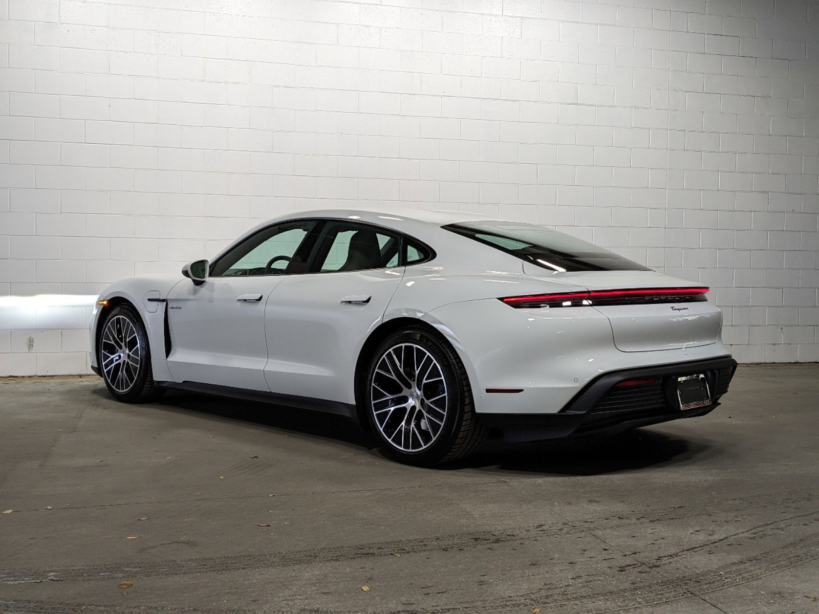 2025 Porsche Taycan photo 3
