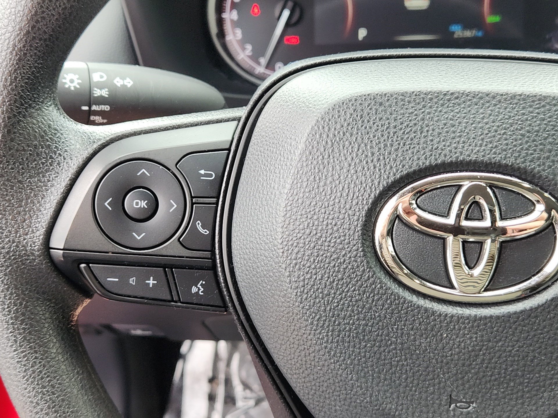 2025 Toyota RAV4 XLE photo 18