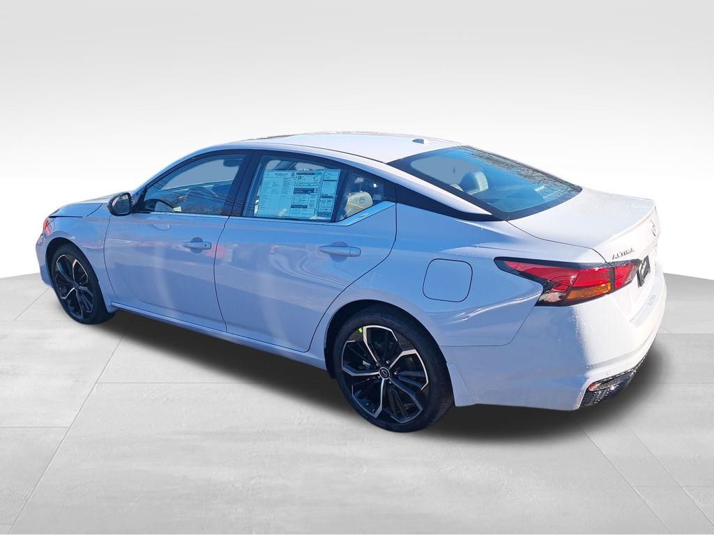 2025 Nissan Altima 2.5 SR photo 3