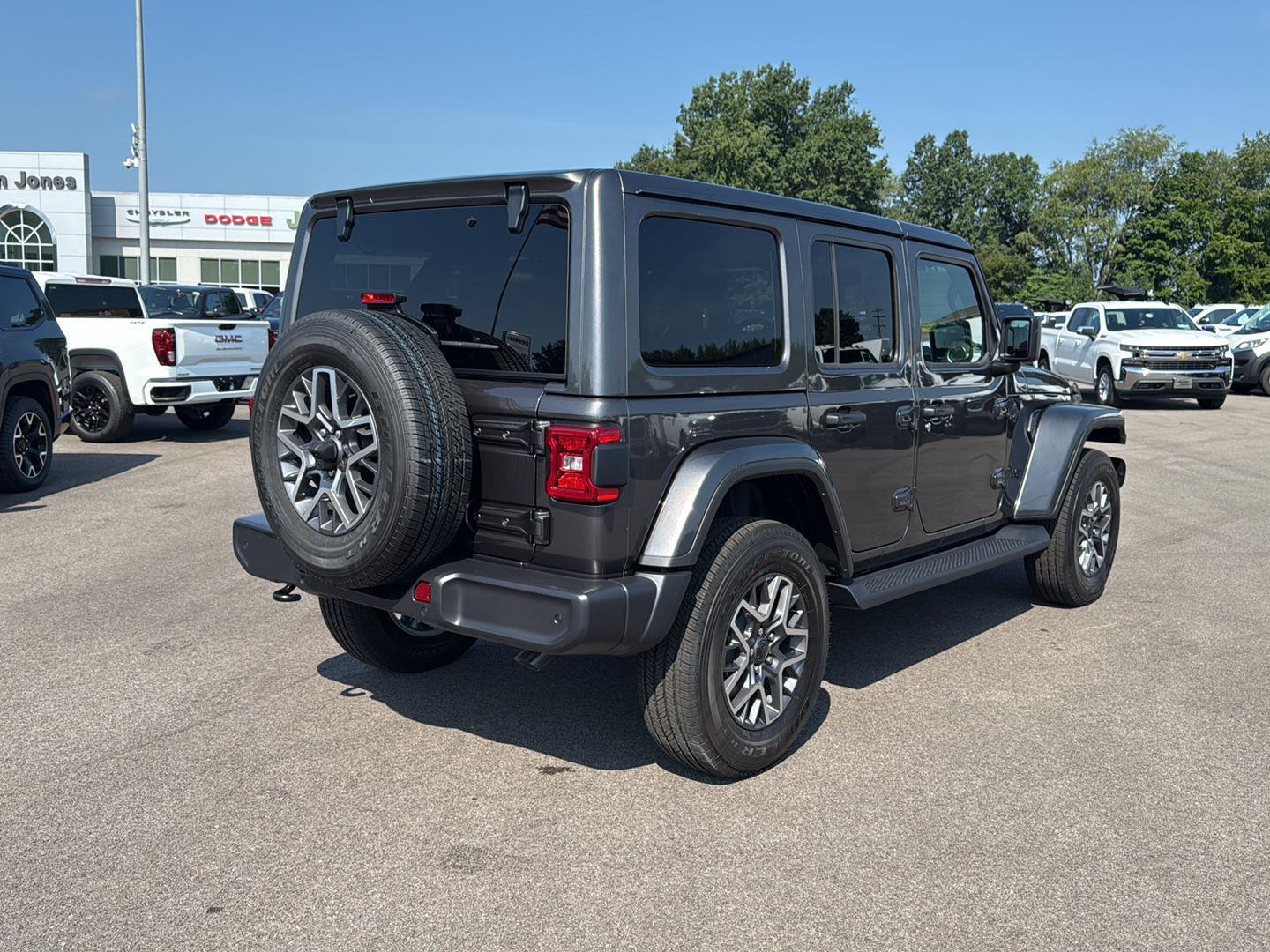 2025 Jeep Wrangler Sahara photo 14