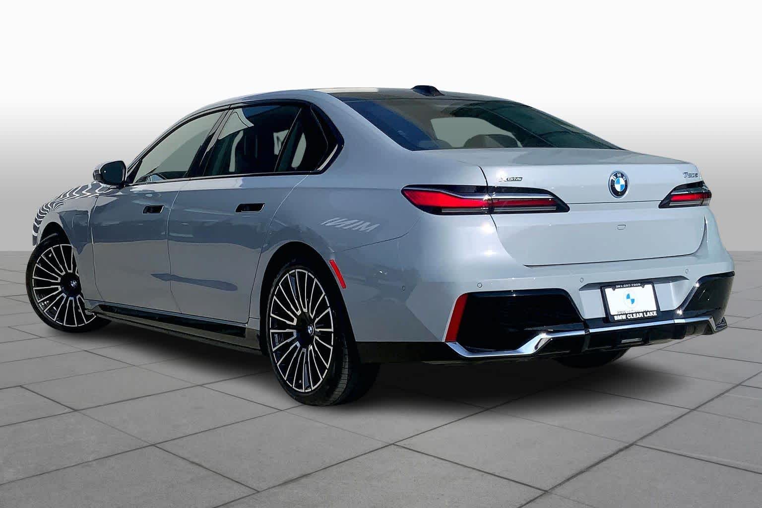 2025 BMW 7 Series 750e - Photo 11