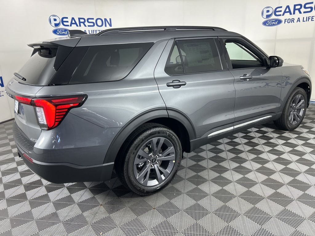 2025 Ford Explorer photo 4
