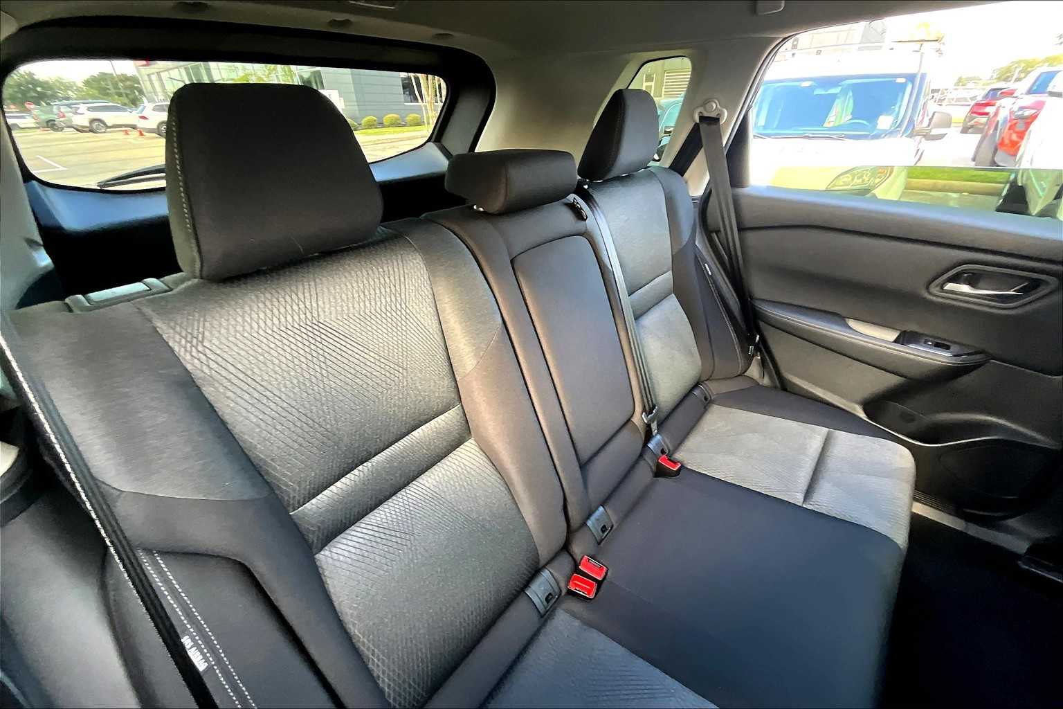 2024 Nissan Rogue SV photo 18