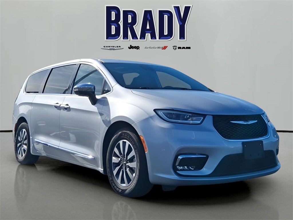 2023 Chrysler Pacifica Hybrid Limited's photo