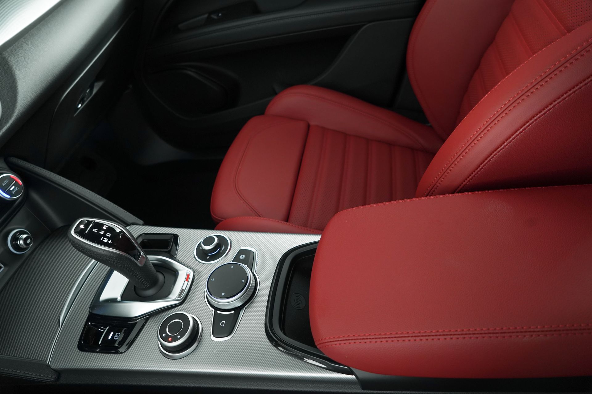 2025 Alfa Romeo Stelvio photo 24