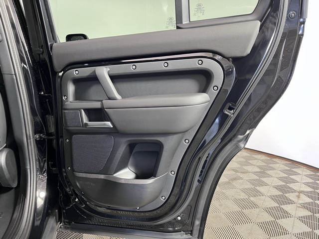 2025 Land Rover Defender 110 S photo 24