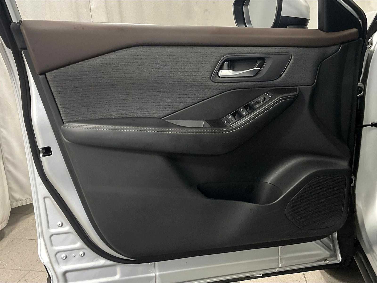 2023 Nissan Rogue SV photo 8