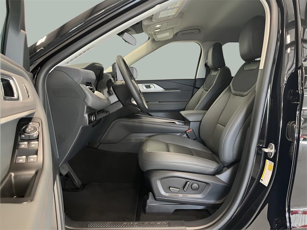 2025 Ford Explorer photo 18