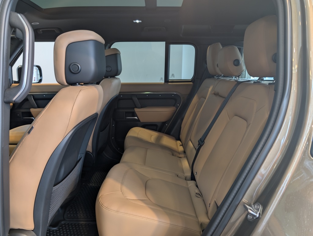 2025 Land Rover Defender 110 S photo 20