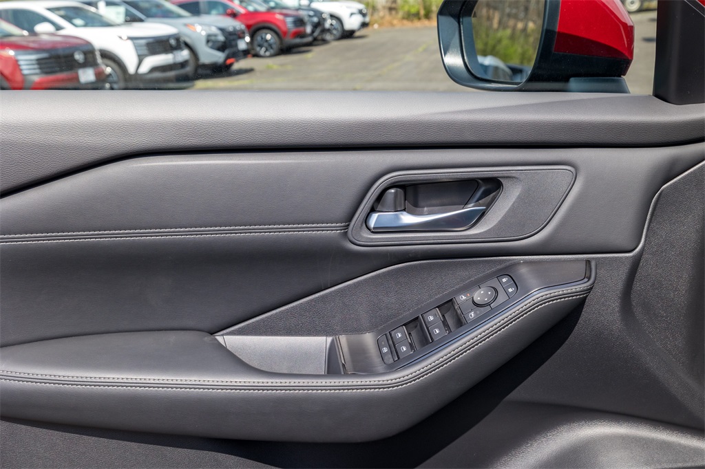 2025 Nissan Rogue SV photo 10