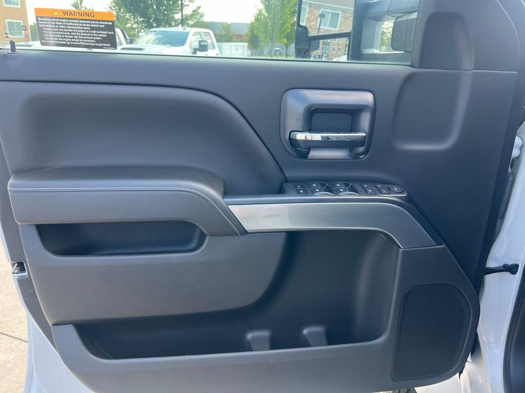 2023 Chevrolet Silverado 5500HD LT photo 15