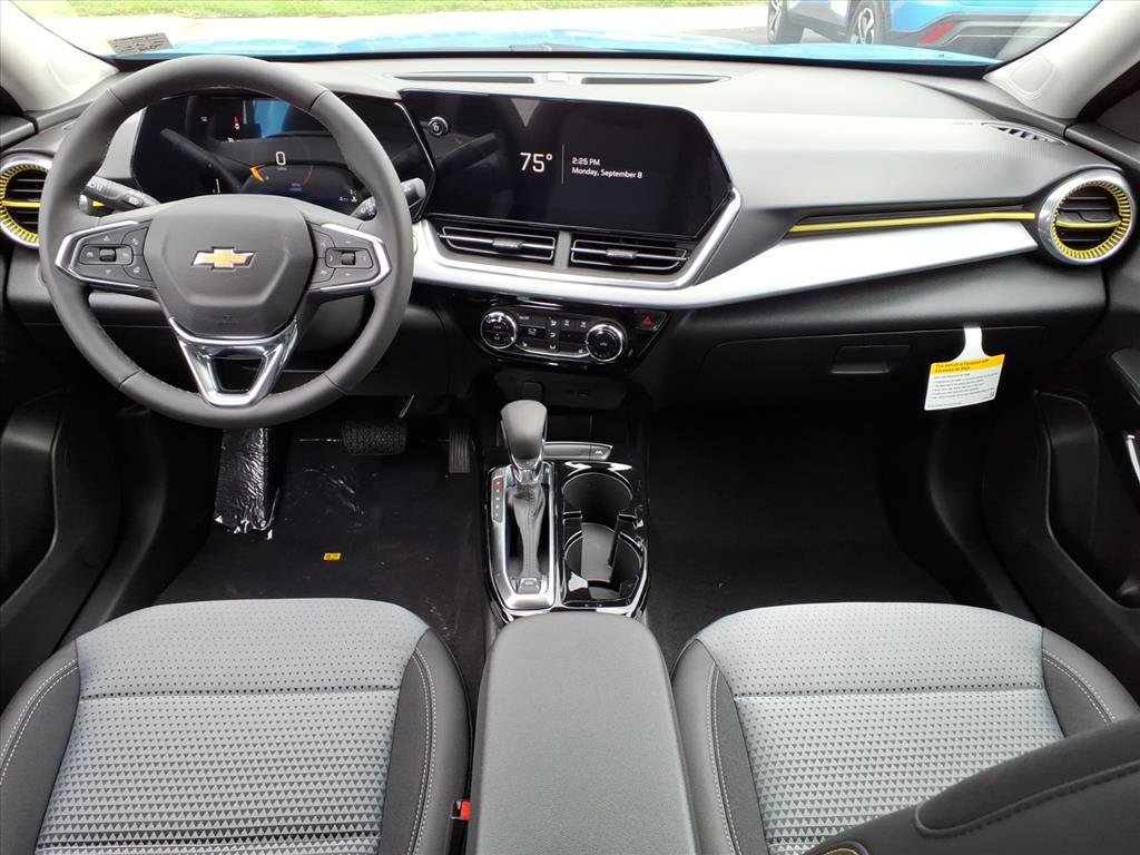 2025 Chevrolet Trax LT photo 3