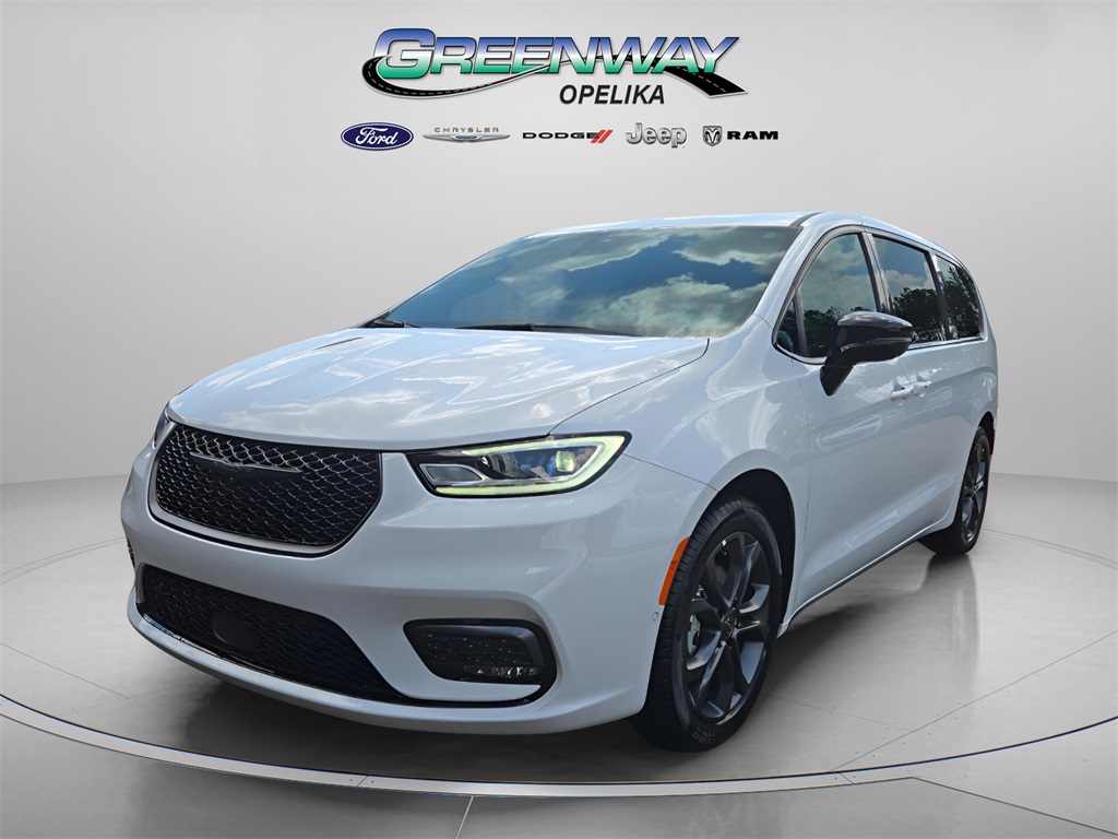 2026 Chrysler Pacifica photo 3
