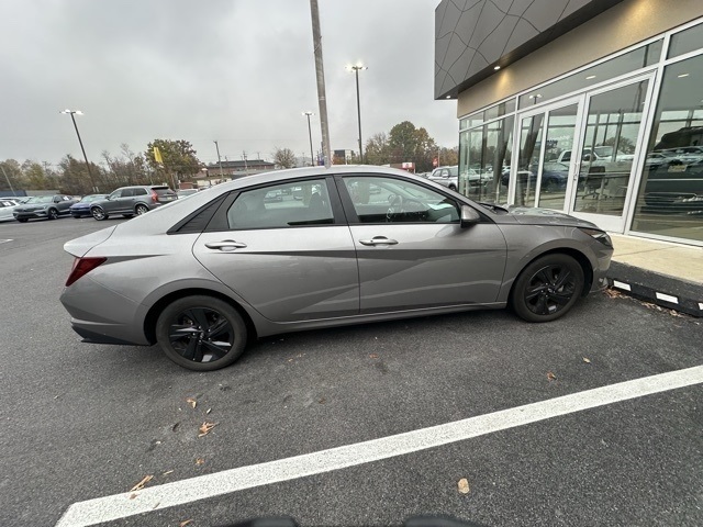 2022 Hyundai Elantra SEL Convenience photo 4