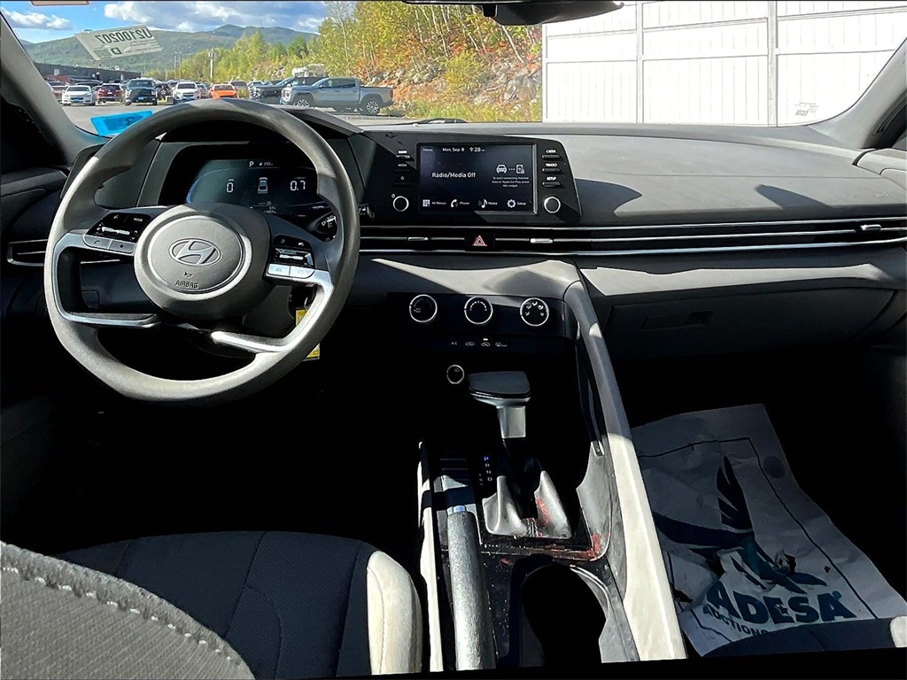 2024 Hyundai Elantra SE photo 18