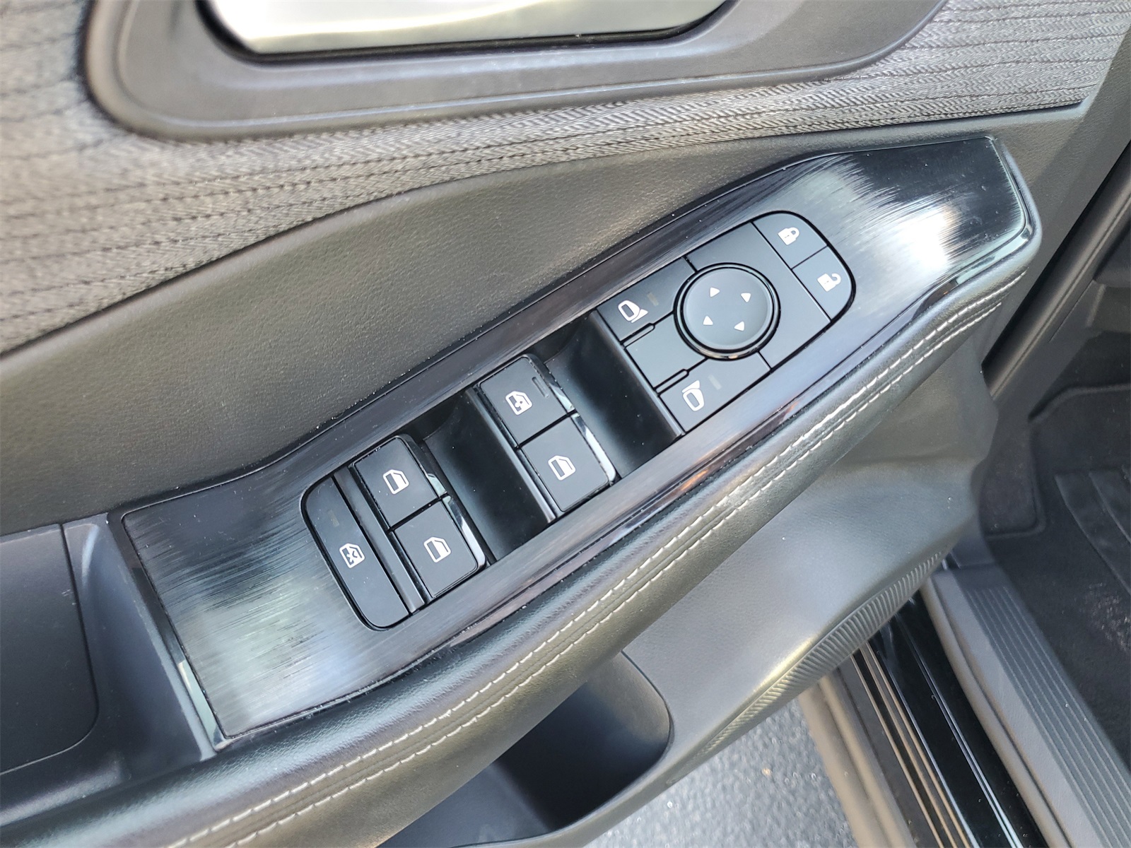 2023 Nissan Rogue SV photo 9