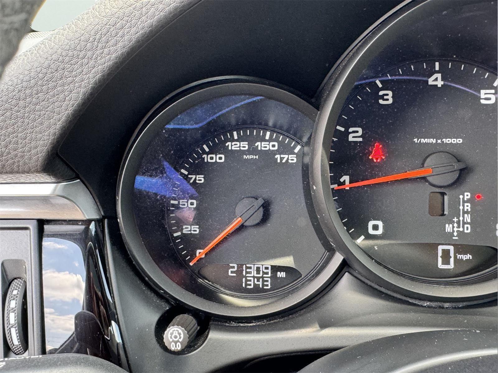 2021 Porsche Macan Base photo 42